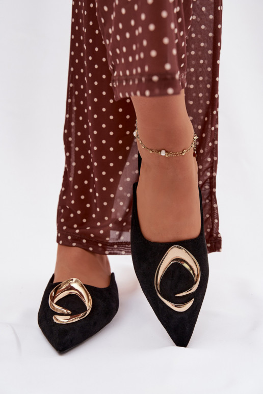 Módne čierne „Mule“ šľapky s ozdobnými zlatými detailmi Galvella