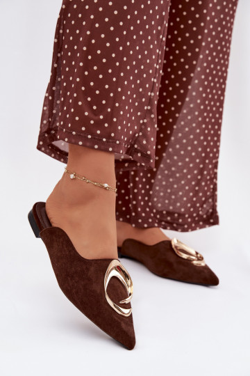 Módne čokoládové „Mule“ šľapky s ozdobnými zlatými detailmi Galvella
