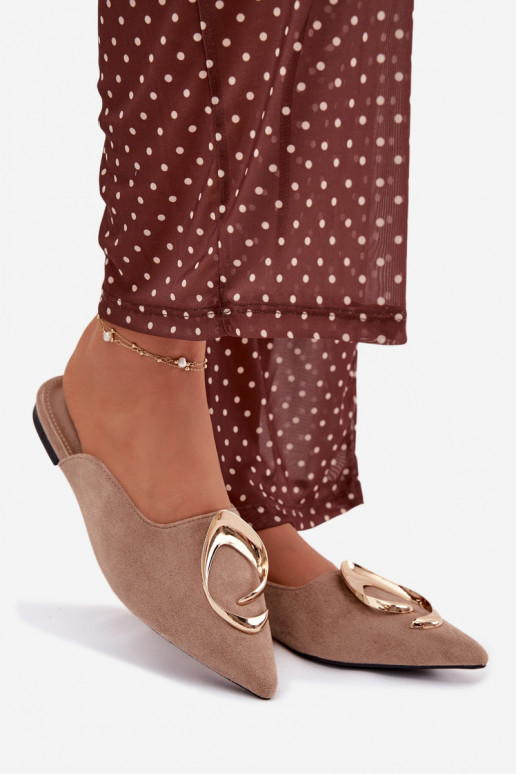 Módne pieskové „Mule“ šľapky s ozdobnými zlatými detailmi Galvella