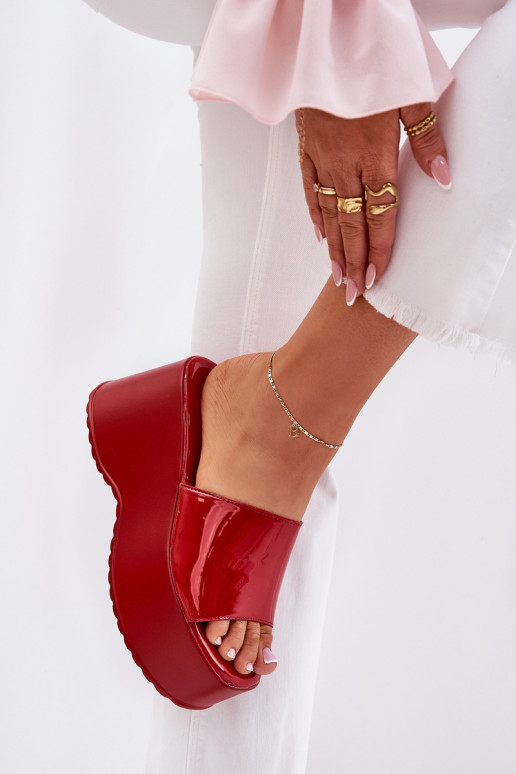 s lakovým efektom Dámske papuče s platformou I Koturnie červená Nellevia