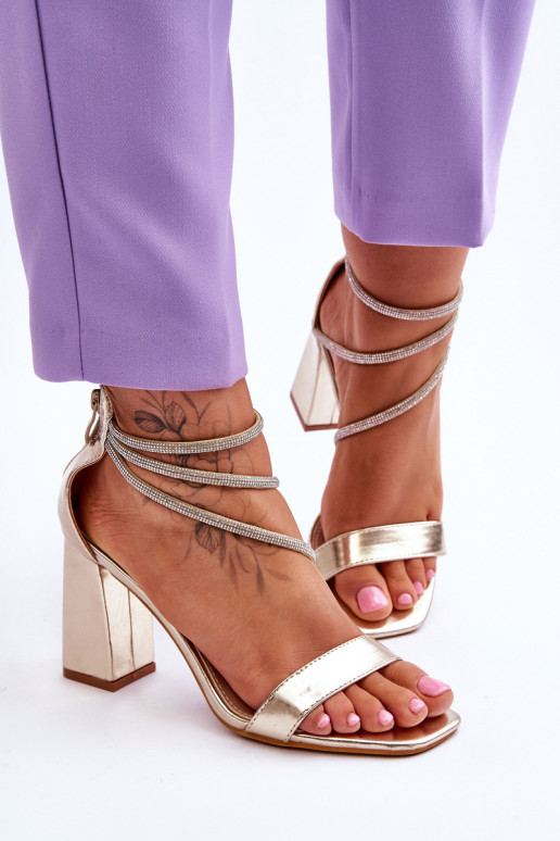 módne sandále s trblietavými otvormi zlatej farby Carma