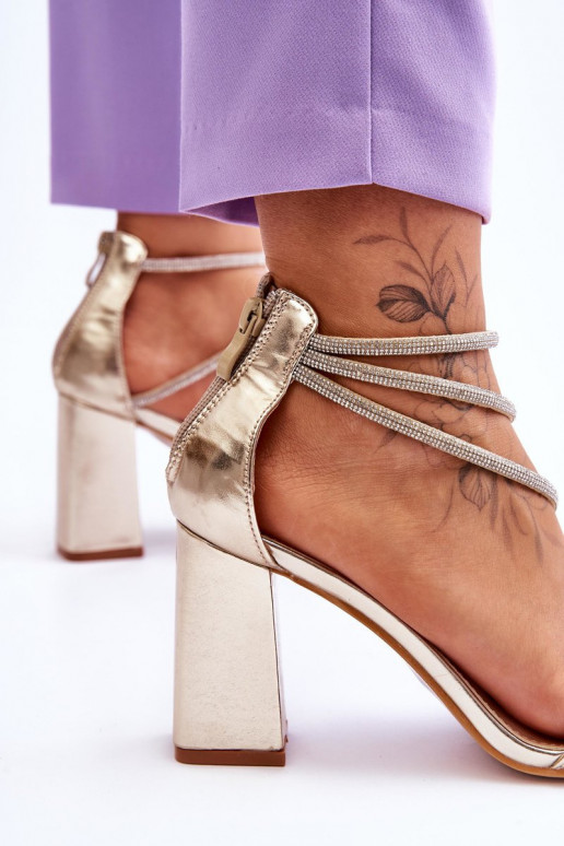 módne sandále s trblietavými otvormi zlatej farby Carma