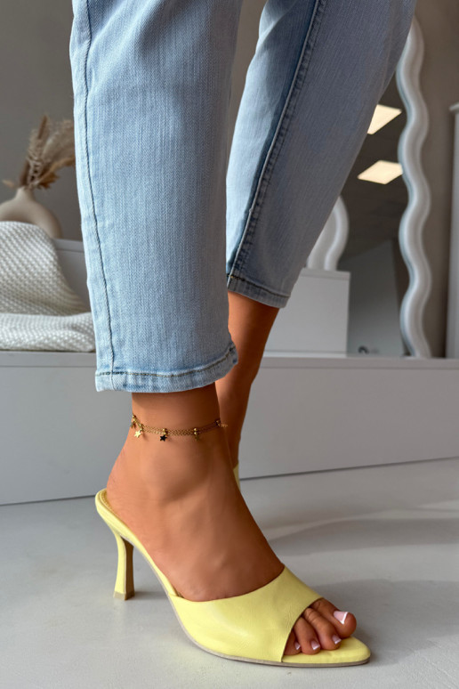 Módne žlté lakované šľapky s podpätkami Lirissa