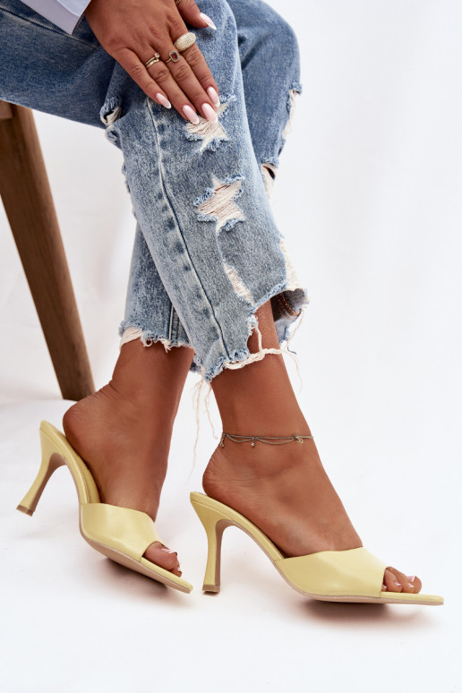 Módne žlté lakované šľapky s podpätkami Lirissa