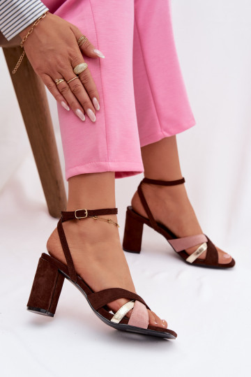 Dámske sandále na vysokom opätku S pruhmi z eko semišuoIne CzekoladoIne Karilora