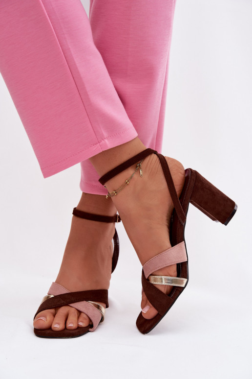 Dámske sandále na vysokom opätku S pruhmi z eko semišuoIne CzekoladoIne Karilora
