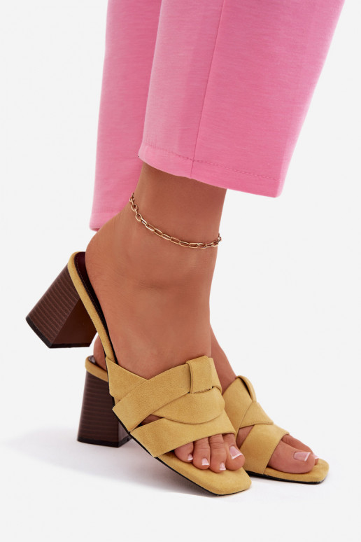 Dámske papuče s podpätkami a pásikmi z umelého zamšu žltej farby Corivelle