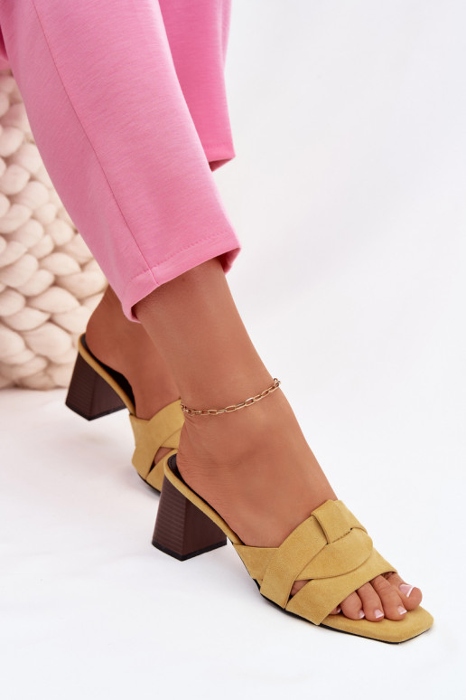 Dámske papuče s podpätkami a pásikmi z umelého zamšu žltej farby Corivelle