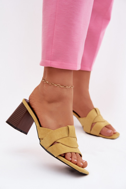 Dámske papuče s podpätkami a pásikmi z umelého zamšu žltej farby Corivelle