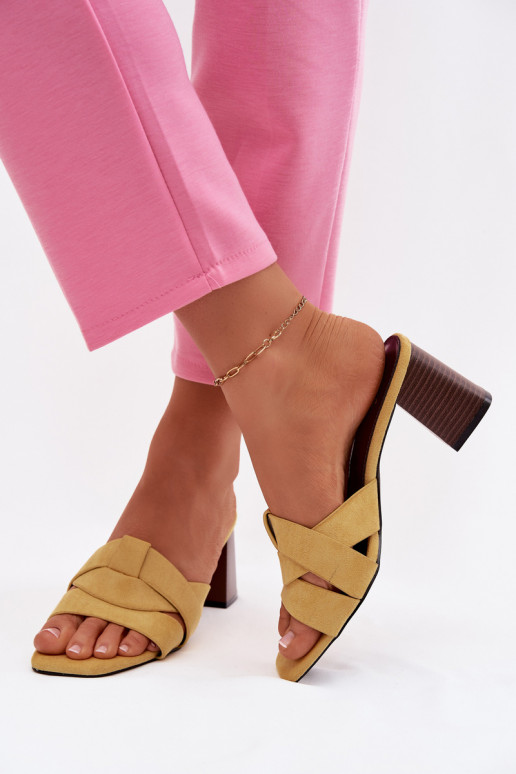 Dámske papuče s podpätkami a pásikmi z umelého zamšu žltej farby Corivelle