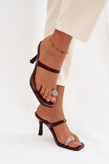 Dámske čokoládové papuče s tenkými podpätkami a ozdobnými detailmi Lorissa