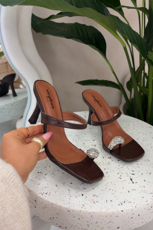 Dámske čokoládové papuče s tenkými podpätkami a ozdobnými detailmi Lorissa