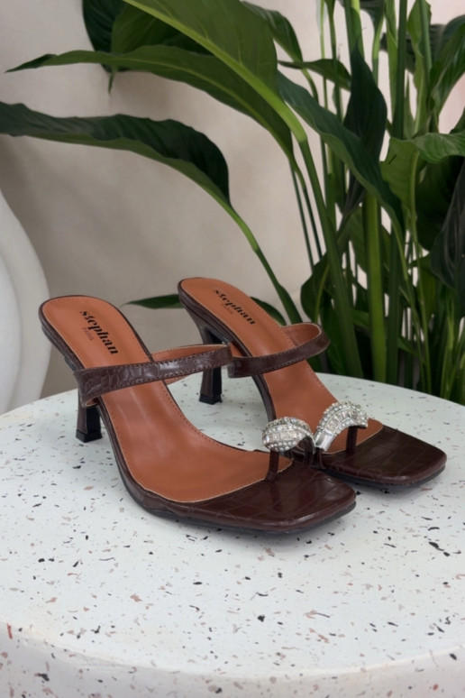 Dámske čokoládové papuče s tenkými podpätkami a ozdobnými detailmi Lorissa