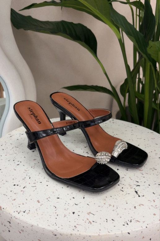 Dámske papuče s tenkými podpätkami S Ornatem Detalem čierna Lorissa