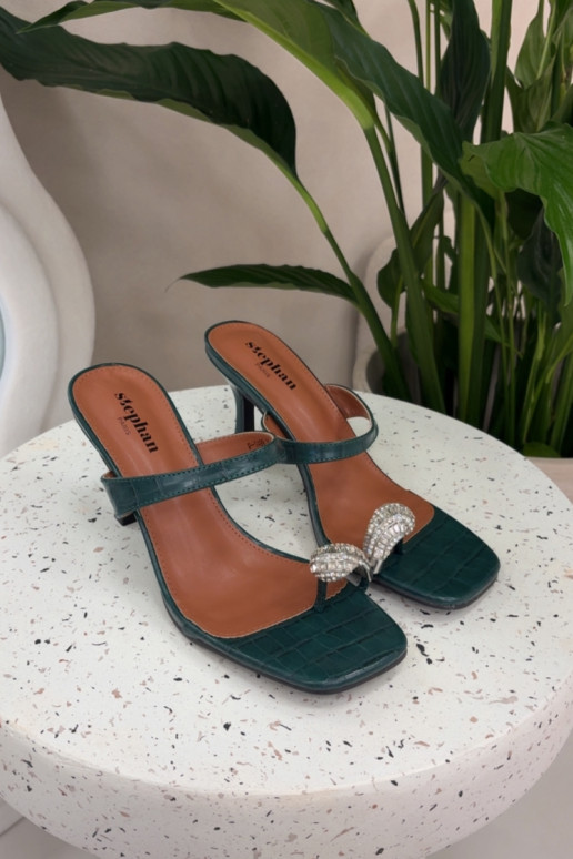 Dámske papuče v farbe fľaškového zeleného s tenkými podpätkami a ozdobnými detailmi Lorissa