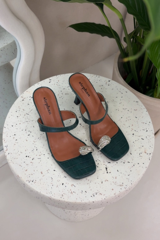 Dámske papuče v farbe fľaškového zeleného s tenkými podpätkami a ozdobnými detailmi Lorissa