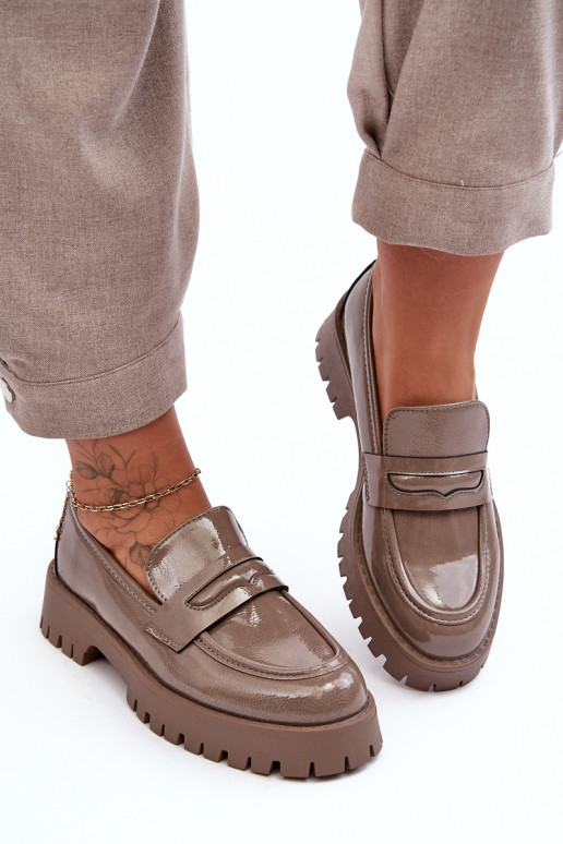 s lakovým efektom topánky Mokasíny so širokými podpätkami béžová Jannah