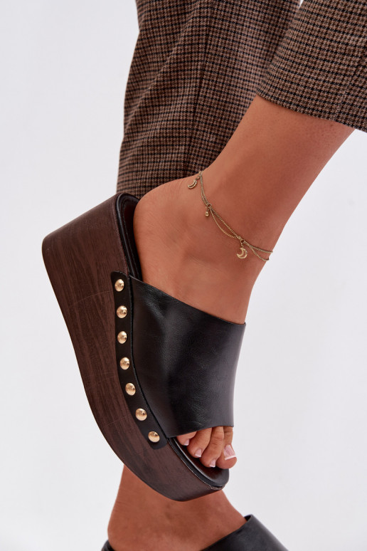 Dámske papuče Zapnuté INedge a platforma Ze zlatej farbymi Svorníky čierna Farinelle