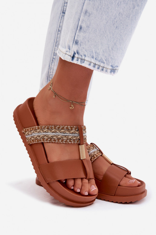 Dámske papuče s platformou S pruhmi I zlatej farbym Detalem Hnedá farba Tahlia