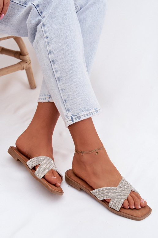 Dámske papuče so širokými podpätkami s trblietavými otvormi strieborná farba Zinnia