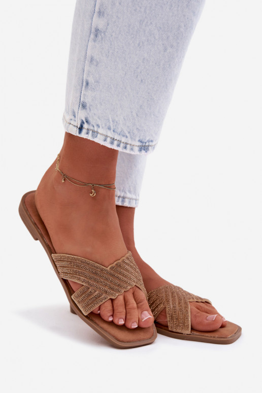 Dámske papuče so širokými podpätkami s trblietavými otvormi zlatej farby Zinnia