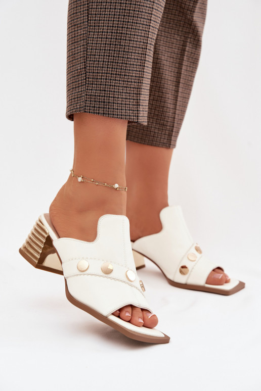 Kožené papuče s podpätkami so zdobenými podpätkami D&A CR61-3063 biela farba