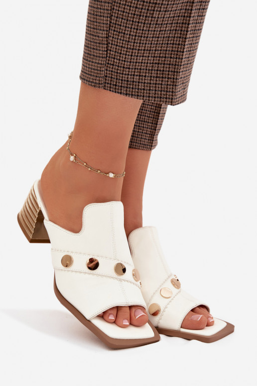 Kožené papuče s podpätkami so zdobenými podpätkami D&A CR61-3063 biela farba