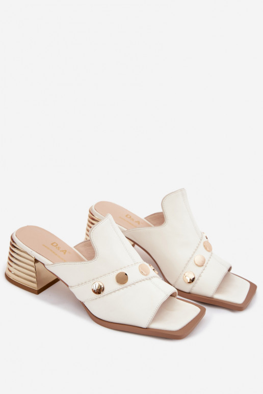 Kožené papuče s podpätkami so zdobenými podpätkami D&A CR61-3063 biela farba