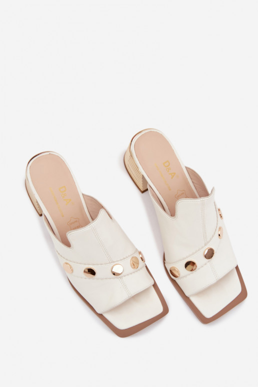 Kožené papuče s podpätkami so zdobenými podpätkami D&A CR61-3063 biela farba