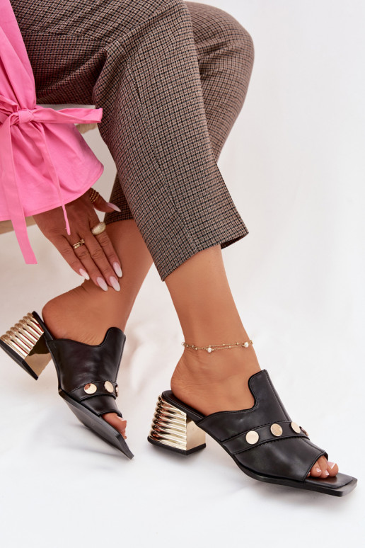 Kožené papuče s podpätkami so zdobenými podpätkami D&A CR61-3063 čierna