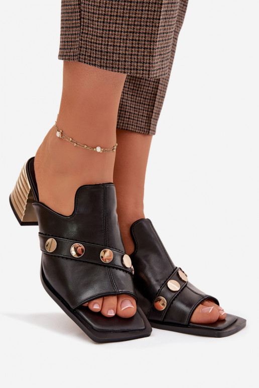 Kožené papuče s podpätkami so zdobenými podpätkami D&A CR61-3063 čierna