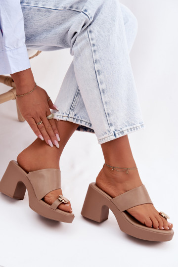 Dámske papuče Zapnuté SłupkoInym Obcasie Ze zlatej farbym Detalem béžová Sinora