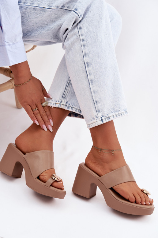 Dámske papuče Zapnuté SłupkoInym Obcasie Ze zlatej farbym Detalem béžová Sinora