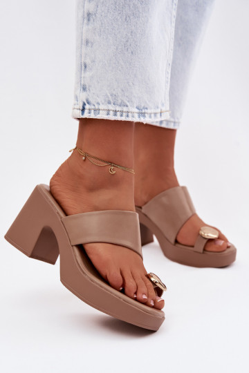 Dámske papuče Zapnuté SłupkoInym Obcasie Ze zlatej farbym Detalem béžová Sinora 2