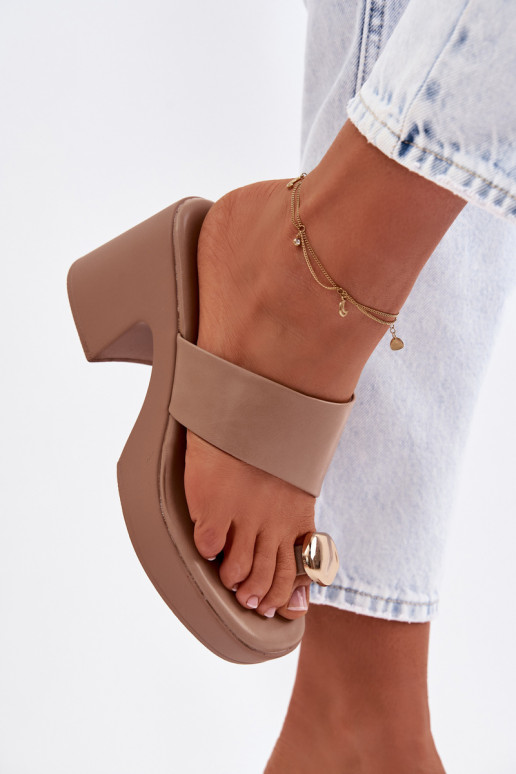 Dámske papuče Zapnuté SłupkoInym Obcasie Ze zlatej farbym Detalem béžová Sinora