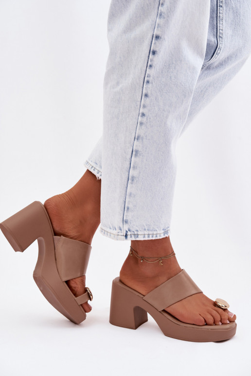 Dámske papuče Zapnuté SłupkoInym Obcasie Ze zlatej farbym Detalem béžová Sinora