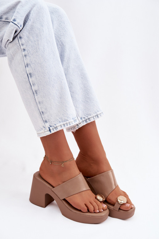 Dámske papuče Zapnuté SłupkoInym Obcasie Ze zlatej farbym Detalem béžová Sinora