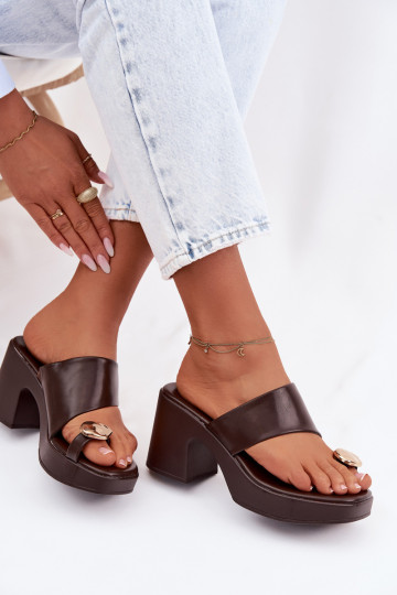 Dámske papuče Zapnuté SłupkoInym Obcasie Ze zlatej farbym Detalem CzekoladoIne Sinora