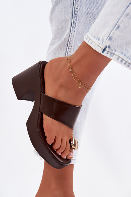 Dámske papuče Zapnuté SłupkoInym Obcasie Ze zlatej farbym Detalem CzekoladoIne Sinora