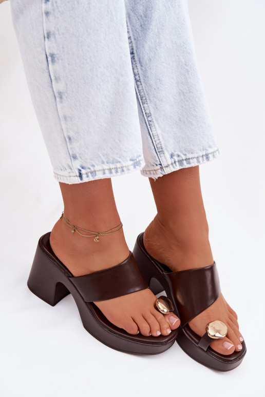 Dámske papuče Zapnuté SłupkoInym Obcasie Ze zlatej farbym Detalem CzekoladoIne Sinora