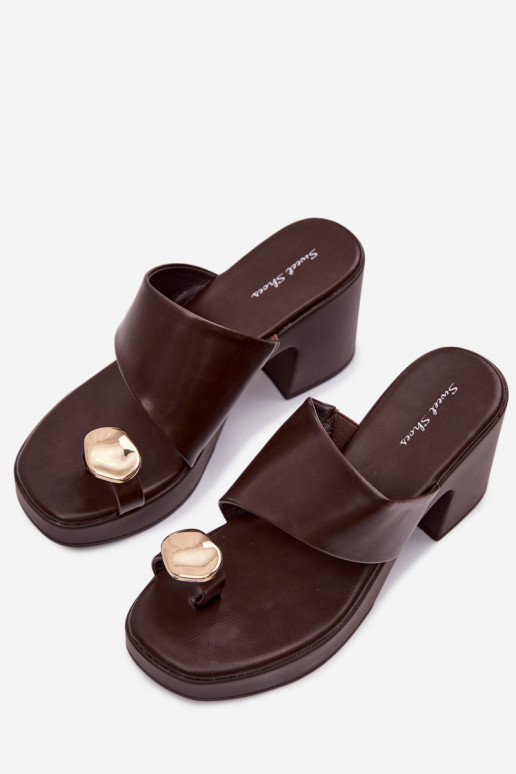 Dámske papuče Zapnuté SłupkoInym Obcasie Ze zlatej farbym Detalem CzekoladoIne Sinora