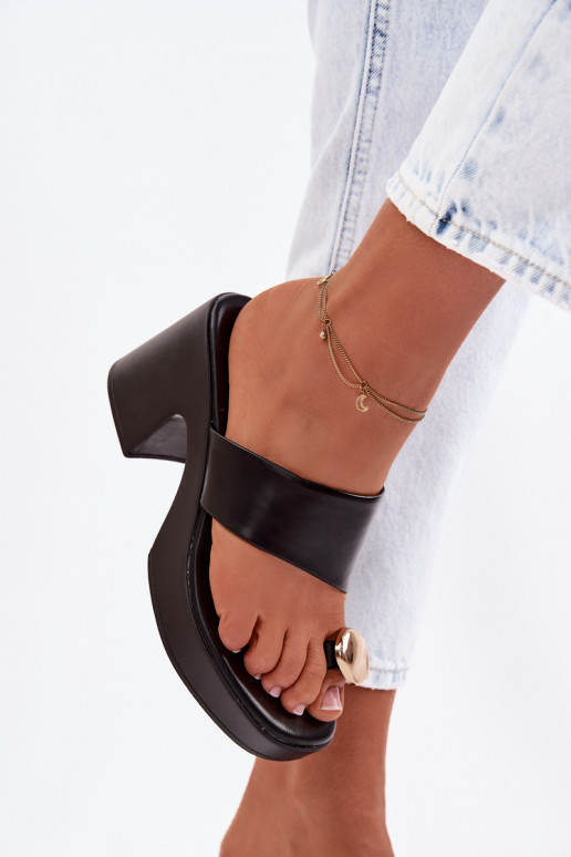 Dámske papuče Zapnuté SłupkoInym Obcasie Ze zlatej farbym Detalem čierna Sinora