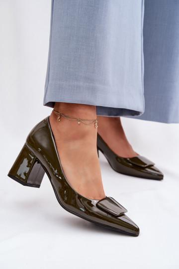 s lakovým efektom Topánky s podpätkami s ozdobami khaki farby Isoline