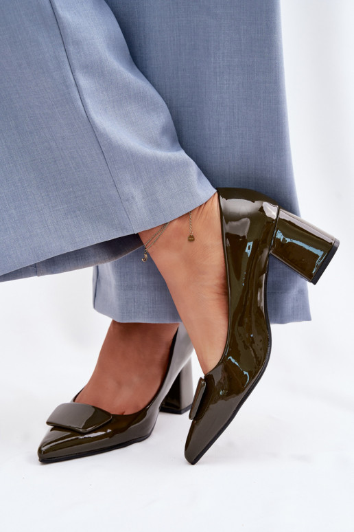 s lakovým efektom Topánky s podpätkami s ozdobami khaki farby Isoline