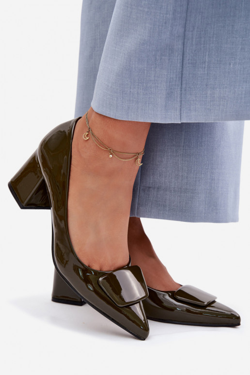 s lakovým efektom Topánky s podpätkami s ozdobami khaki farby Isoline