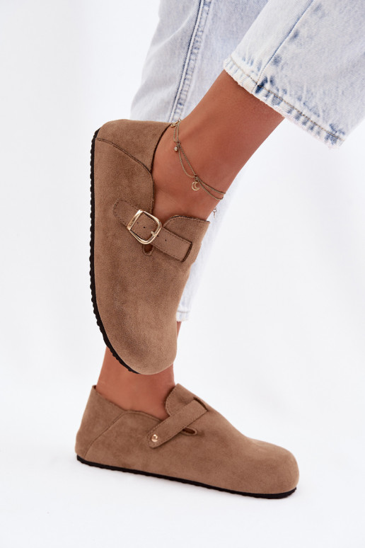 Dámske topánky z umelej kože so zlatými prackami pieskovej farby Ismora