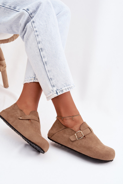 Dámske topánky z umelej kože so zlatými prackami pieskovej farby Ismora