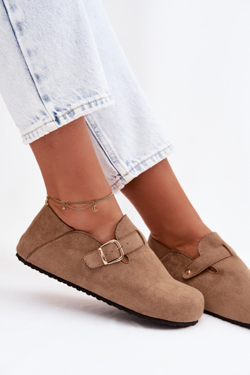 Dámske topánky z umelej kože so zlatými prackami pieskovej farby Ismora