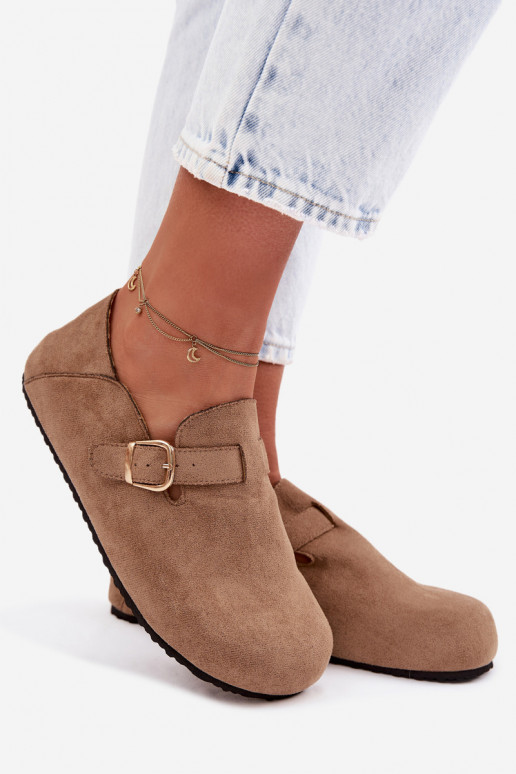 Dámske topánky z umelej kože so zlatými prackami pieskovej farby Ismora