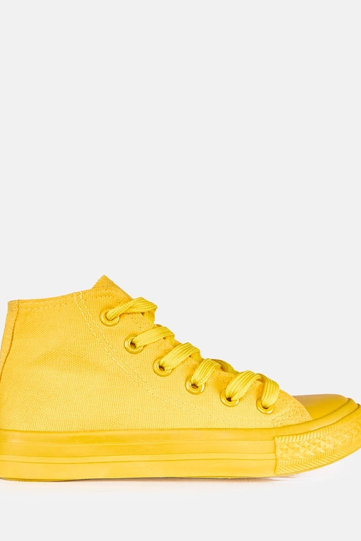 Žlté detské tenisky nad členkom Jutta